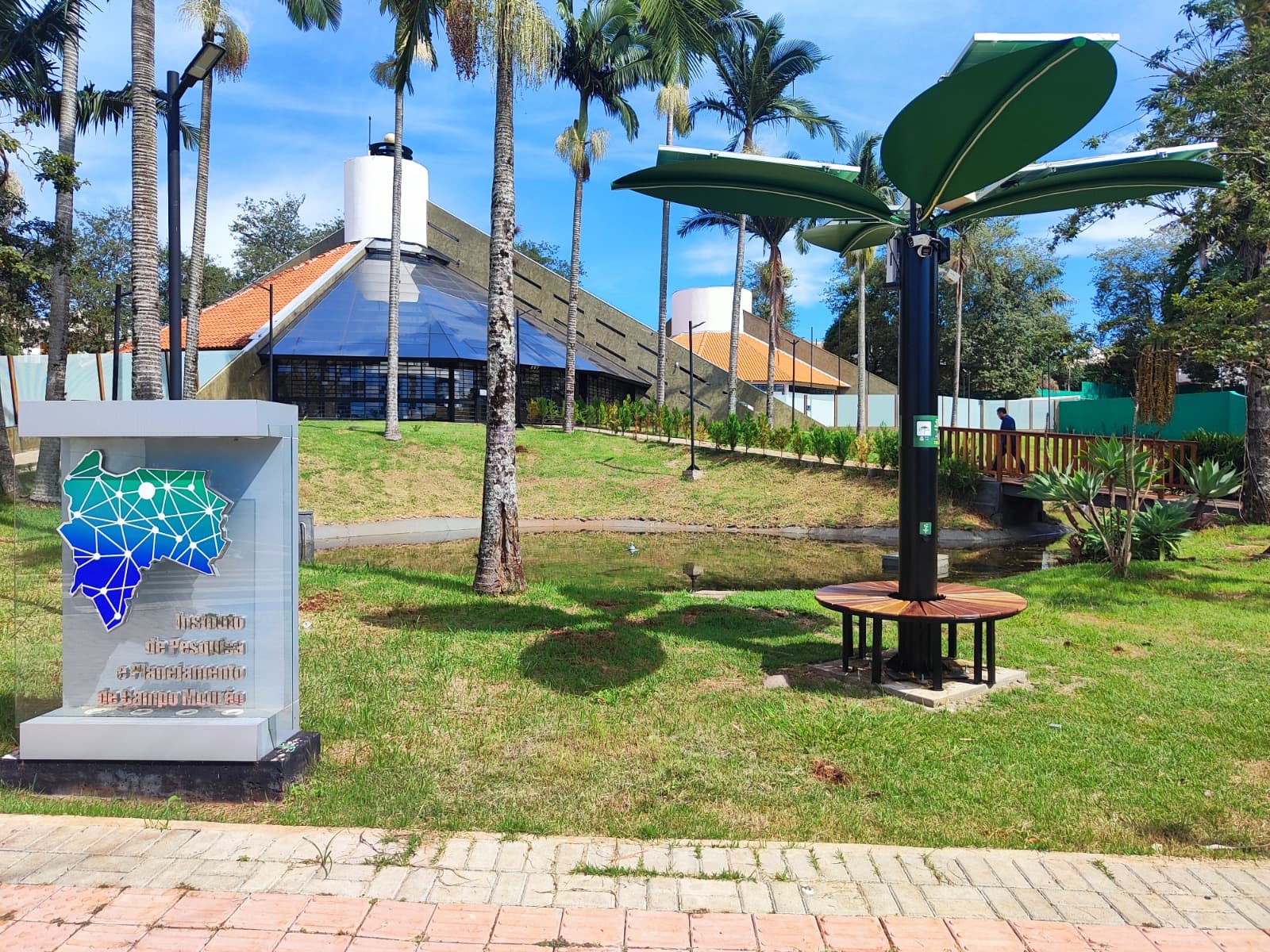 Apresentação da primeira Árvore Solar em evento de inovação